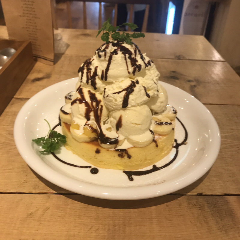 バニラ&ホイップ&バナナパンケーキ(カフェ アクイーユ 恵比寿)
