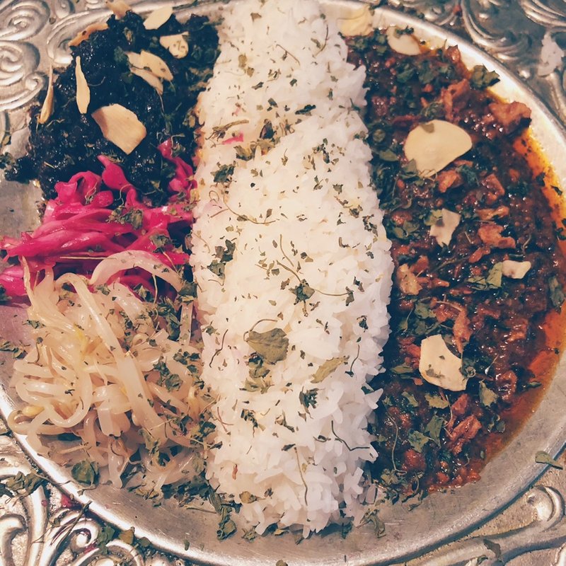 カブ入りスパイシーチキンキーマカレーとマトンキーマカレーとの二種盛り(アマゾネスブッチャー)