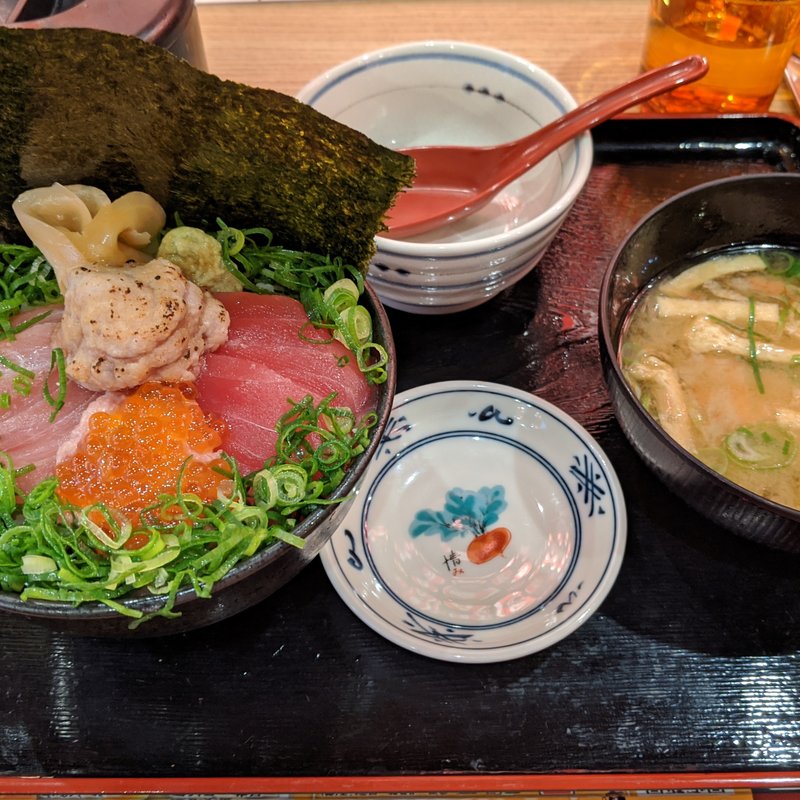 鮪たたきのドカ盛り店長(目利きの銀次 新大阪北口駅前店)