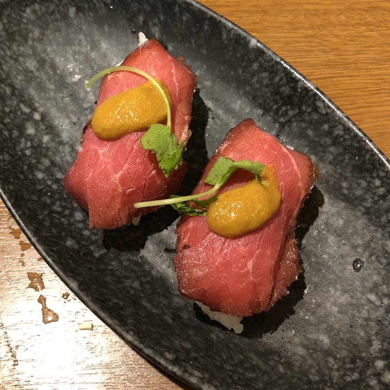 練うにのせローストビーフにぎり寿司(和食さと 伊丹北店)