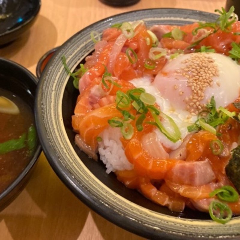 海鮮ユッケ丼大盛り(本鮪と酒と肴 さかなびいき)