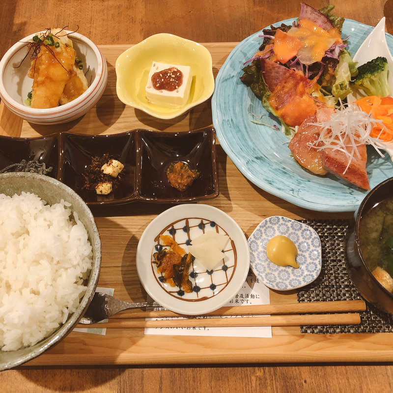白身魚の黒酢餡かけと厚切りベーコンの自家製味噌漬け膳(土鍋ごはん まんま)