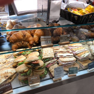 パン色々(イタリア北部のとある売店)