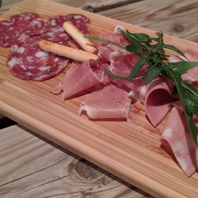 本日ノイタリア産生ハムとサラミの盛り合わせ(IL COVO)