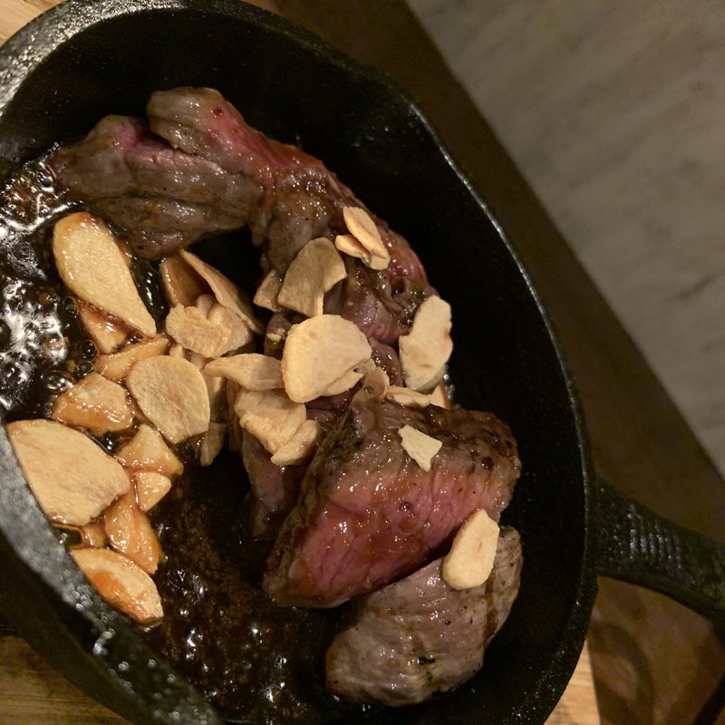 牛ほほ肉のステーキ(via)