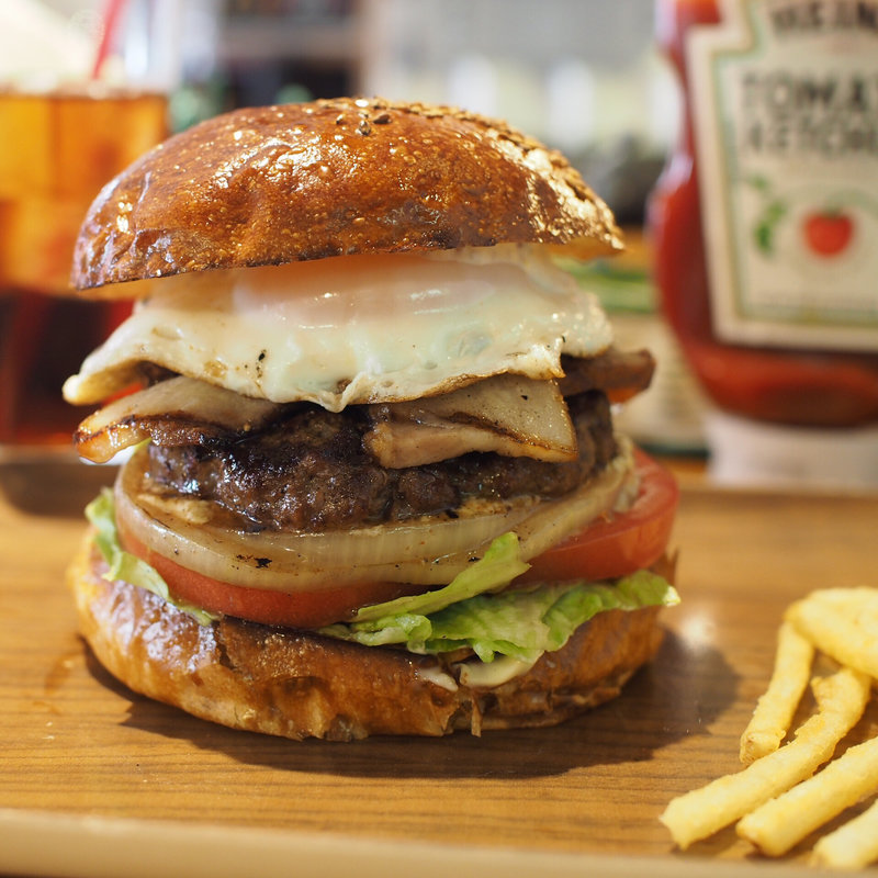 月見ベーコンバーガー(Nick & Renée)