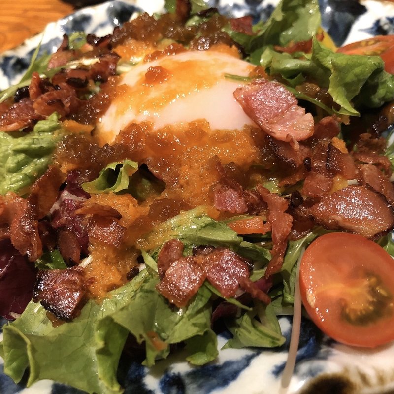 温泉玉子とカリカリベーコンのサラダ(神楽坂 睦)