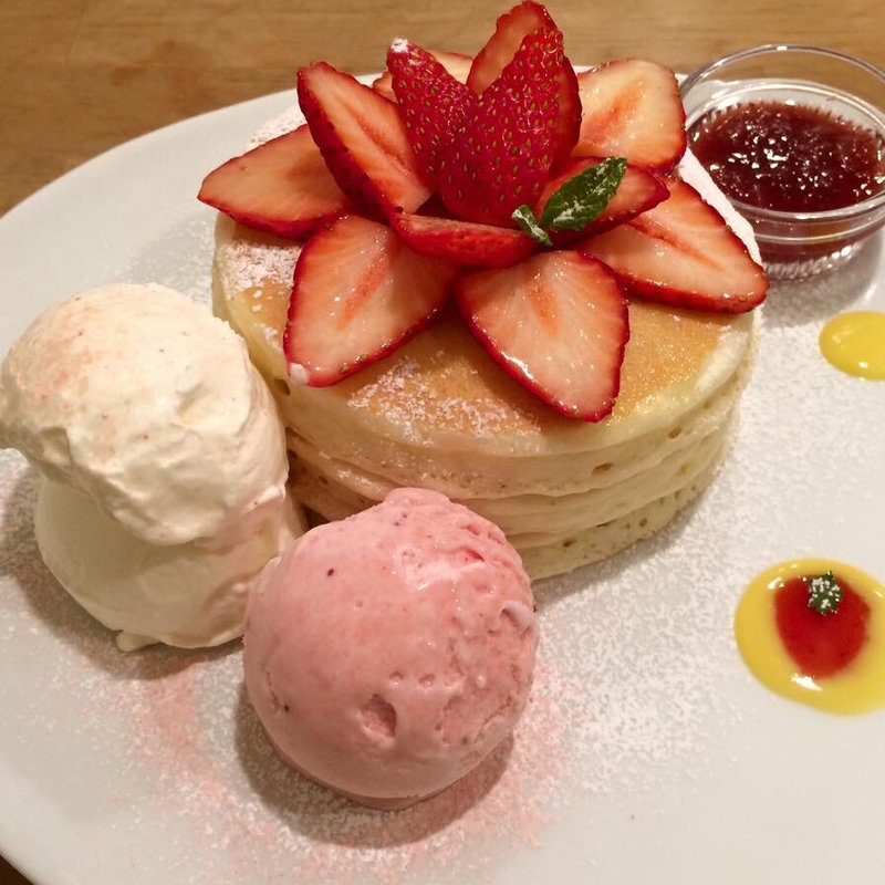 苺と塩生クリームのパンケーキとちおとめアイス添え(パンケーキママカフェ VoiVoi （ヴォイヴォイ）)