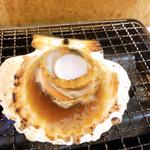 活ホタテの殻焼き（一ケ）(新宿思い出横丁 トロ函 （とろばこ）)