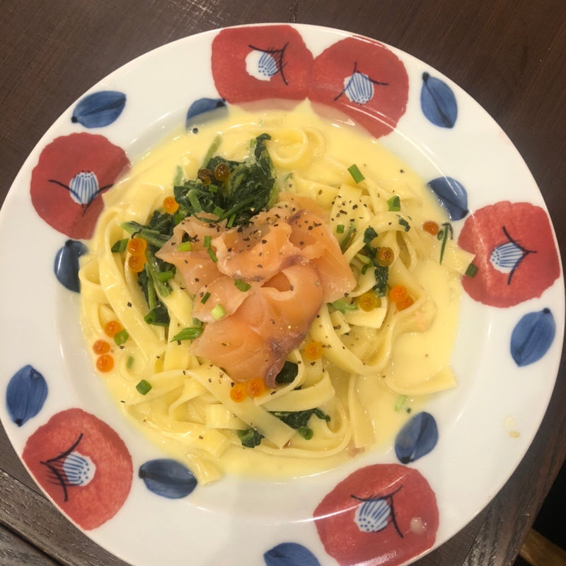 サーモンとほうれん草のパスタ いくら添え(鎌倉パスタ イオンモール神戸北店)
