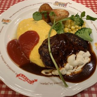 北海道4種チーズのオムライスと100%ビーフハンバーグ(ラケル丸井錦糸町店)