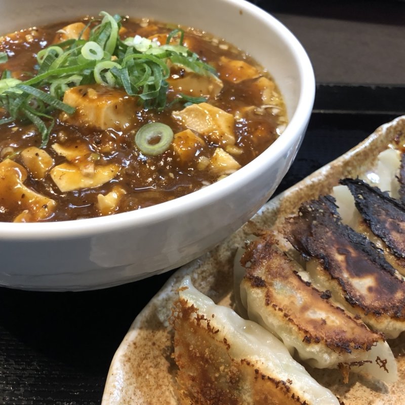 痺れの四川山椒と青山椒の四川麻婆麺 と 焼き餃子(熱血食堂すわ)