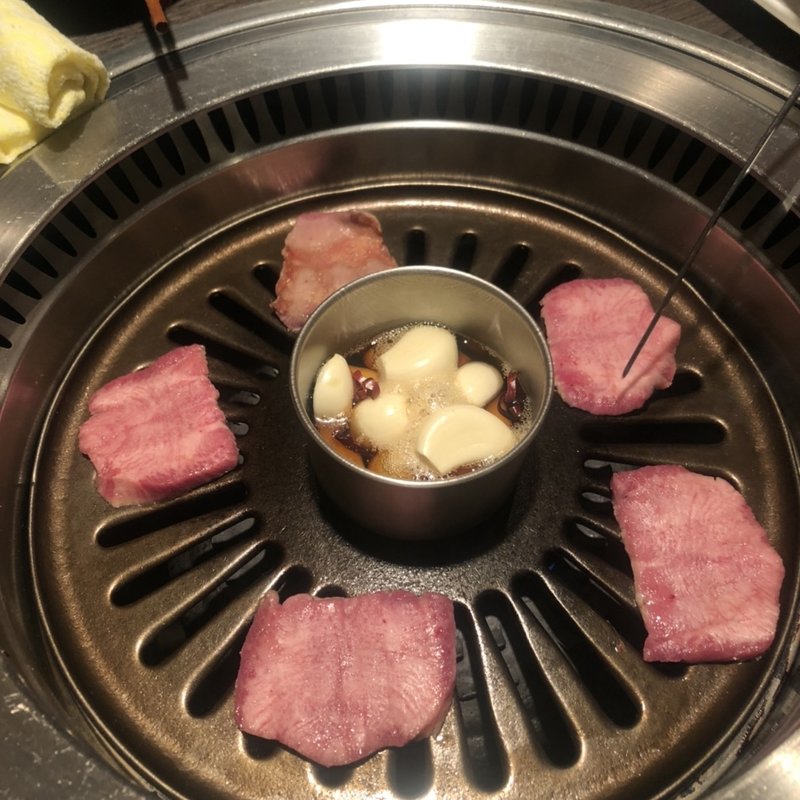 タン塩＆ニンニクのオイル焼き(板前焼肉一雅)