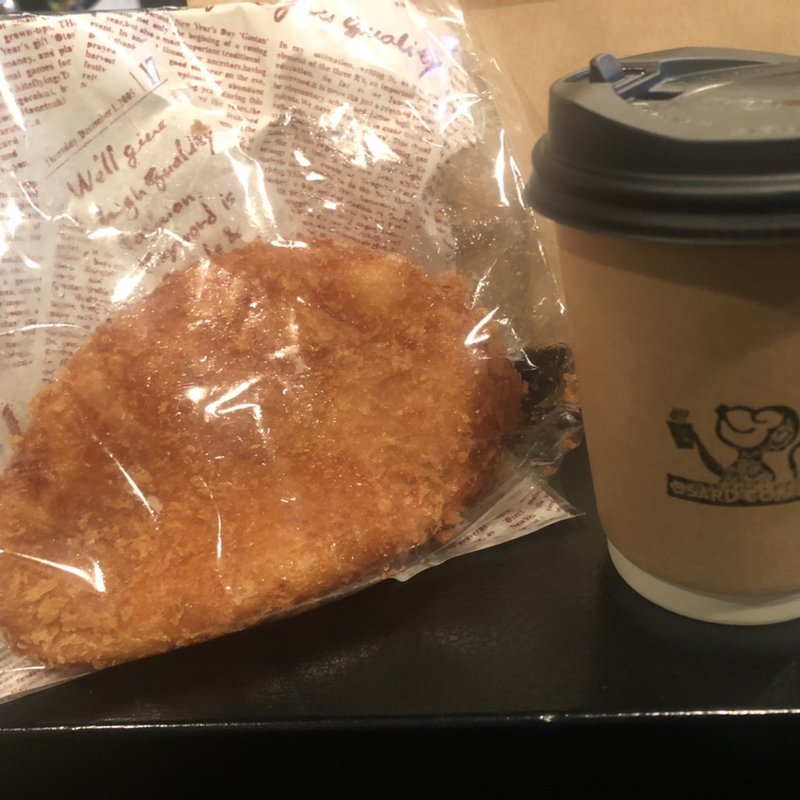テイクアウトのホットコーヒー＆カレーパン(オサル コーヒー)