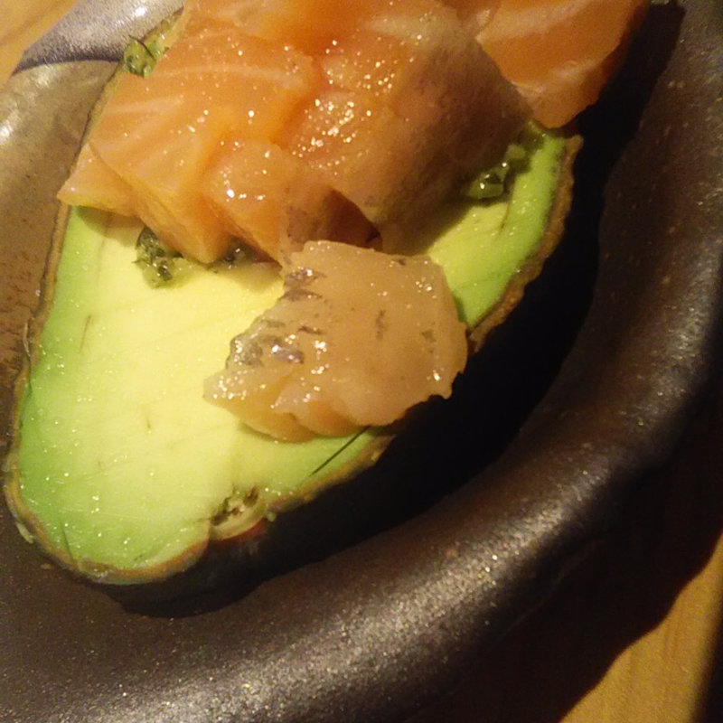 スモークサーモンとアボカドの器(BEER STAND molto!! 阪急三番街店)