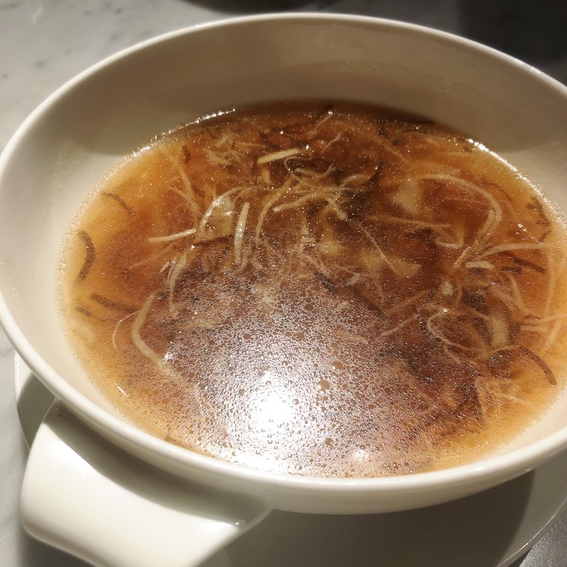 干し貝柱入りフカヒレスープ(過門香 銀座店)