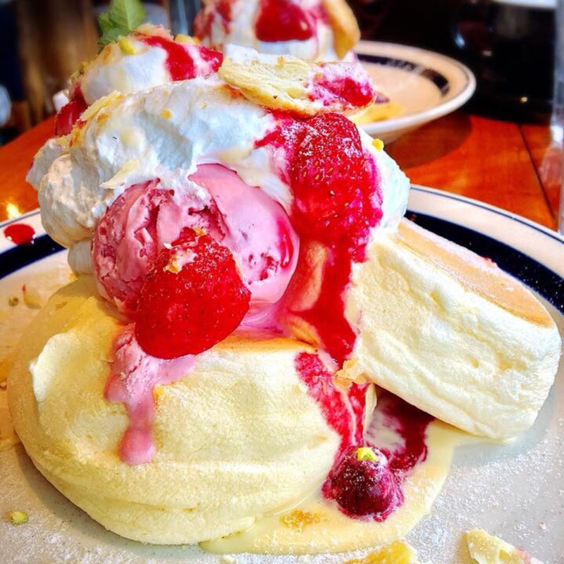 苺のマスカルポーネのミルフィーユパンケーキ(エスプレッソディーワークス)