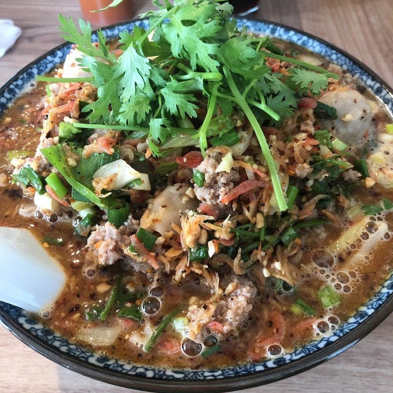 トムヤムサクラ麺(バーン・メイ)