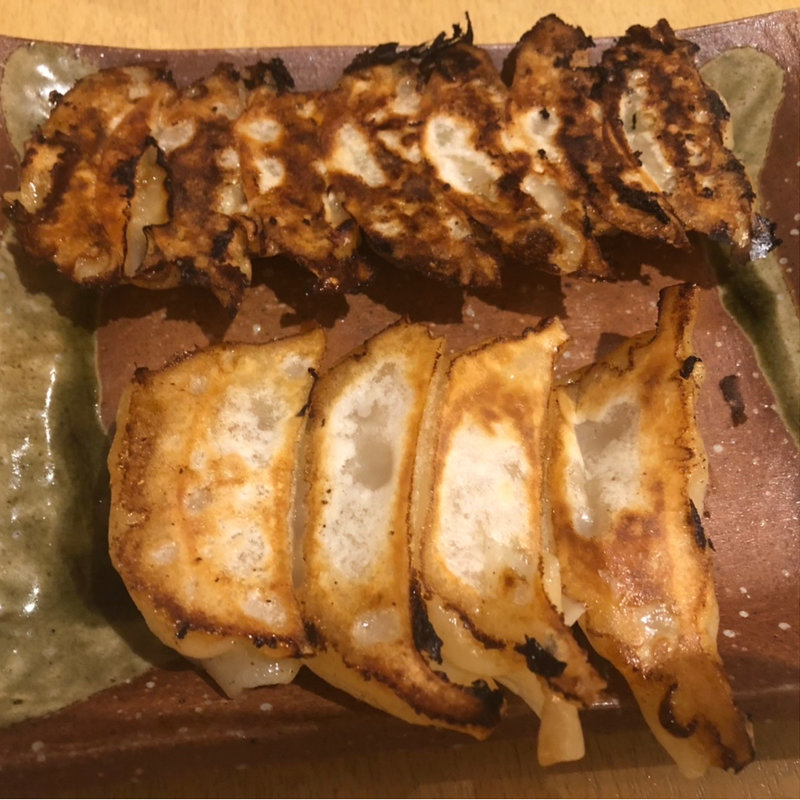 肉汁餃子と焼き餃子(餃子酒場 こぶくろ)