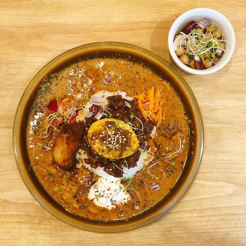 あいがけ（スパイシードライキーマカレー、ピーナッツチキンカレー、トッピング:スパイシー半熟ゆで玉子、ココナッツの揚げバナナ、2種豆のマスタードピクルス）(Curry&Spice HANAKO)