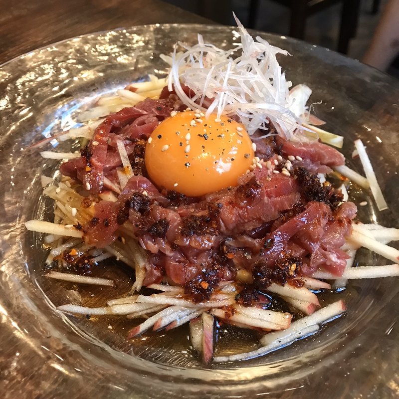 林檎と馬肉のユッケ(酒女 うろこ)