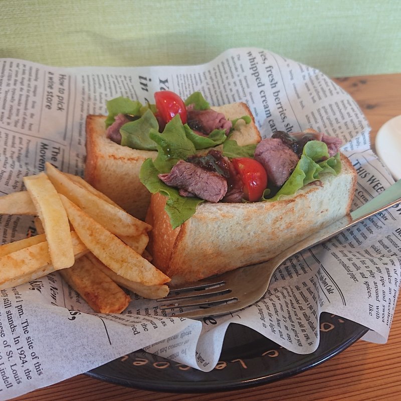 ブラウンスイス牛のローストビーフサンド(菊地ファームカフェ)