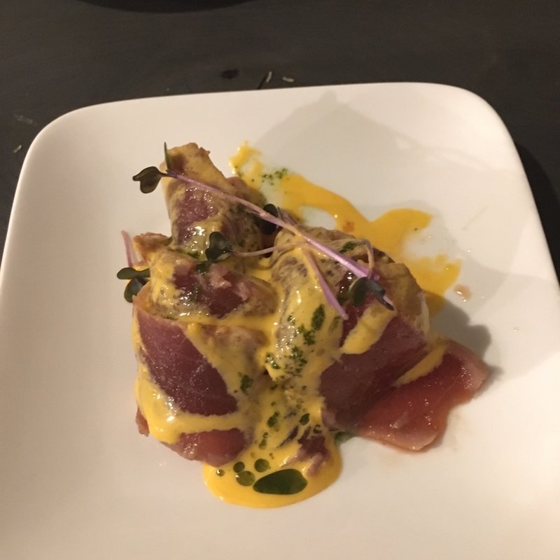 スパイスでマリネしたマグロのカルパッチョ　雲丹と卵黄のソース(ビストロオーズ)