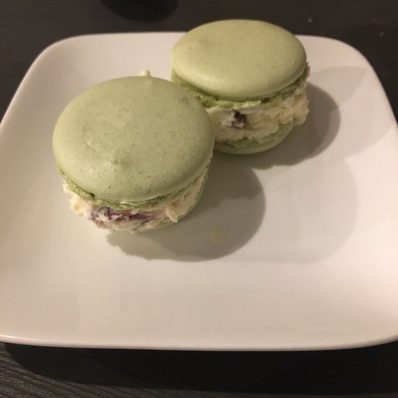 クリームチーズとゴルゴンゾーラの前菜マカロン(ビストロオーズ)