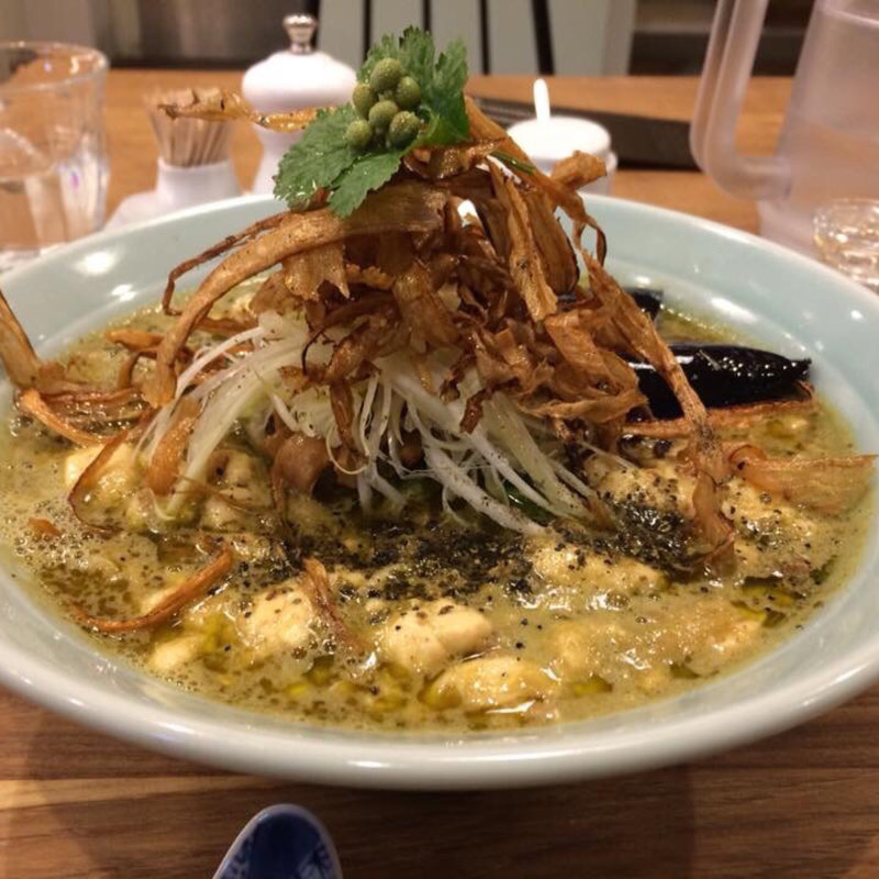 ぶどう山椒の麻婆麺(箸とレンゲ)