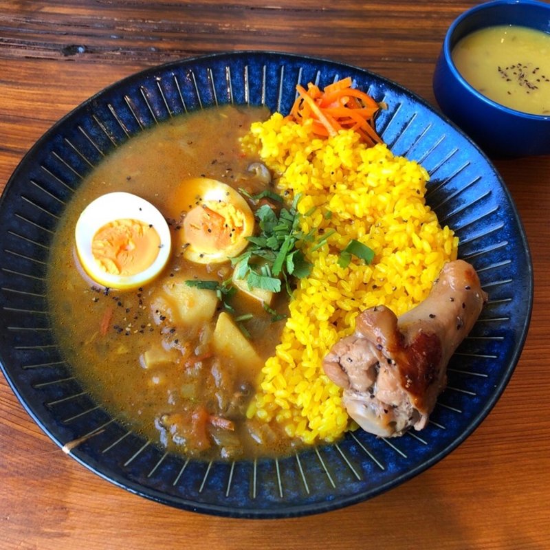 山の三日月カレー トリタマ乗せ(栞や)