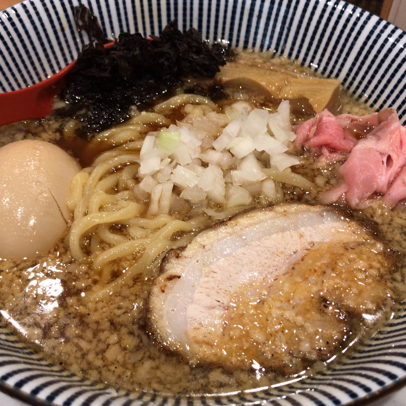 味玉入り 背脂醤油らー麺(焼きあご塩らー麺 たかはし 渋谷店)