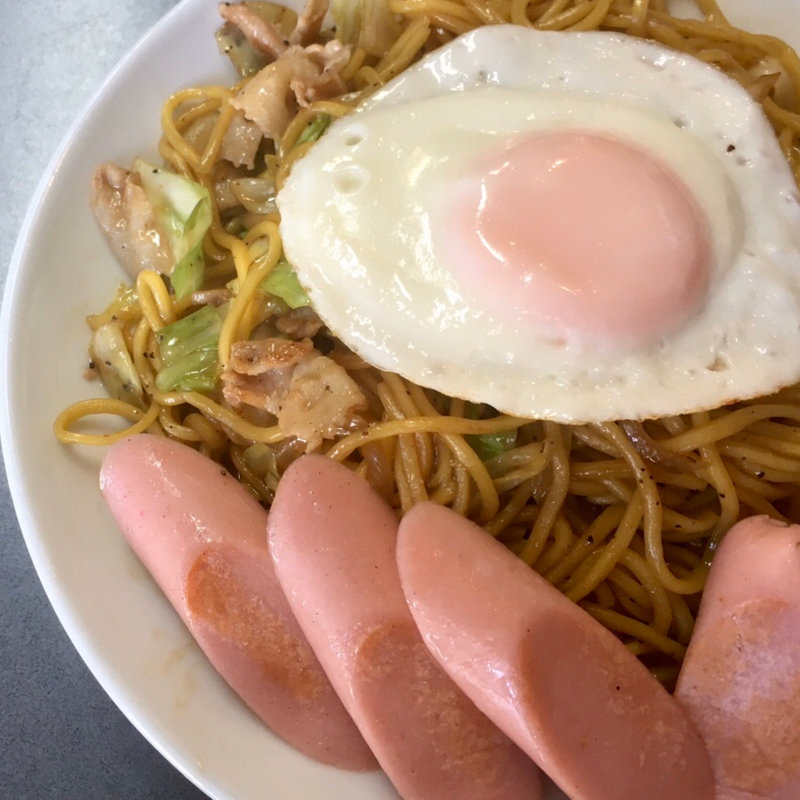 しょうゆ焼そば/中盛＋目玉焼き＆ギョニソTP(焼そばランラン)