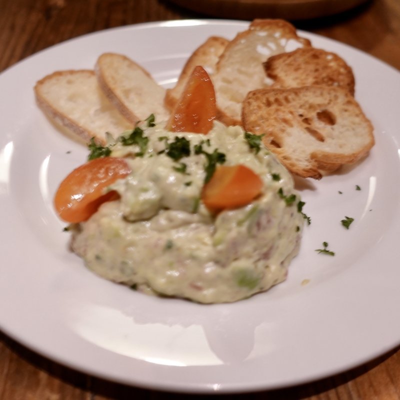 マグロとアボカドのタルタル バゲット添え(クラフトビアマーケット 淡路町店 （CRAFT BEER MARKET）)