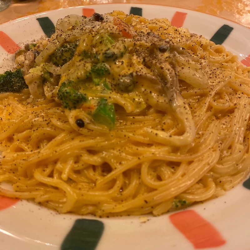 キノコとブロッコリーのクリーミーカルボナーラ(スパゲッテリア マッキー)