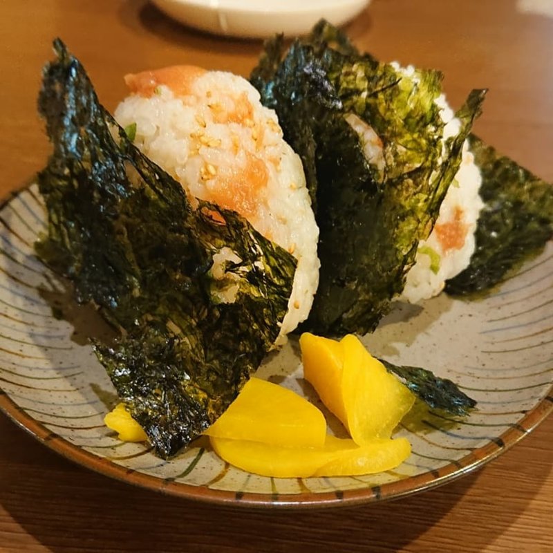 おにぎり 梅(炭火串焼ホルモン 串八珍)