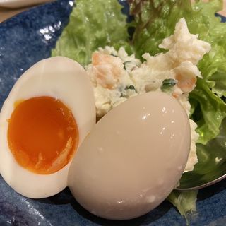 煮卵のせポテトサラダ(煮込み酒屋 Σ)