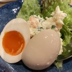 煮卵のせポテトサラダ(煮込み酒屋 Σ)