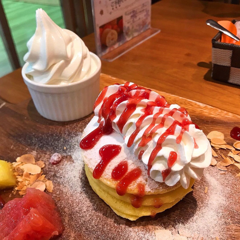 たっぷりフルーツの手焼きパンケーキ(アデリーホシフルーツ)