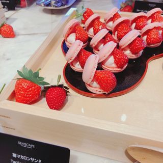 苺マカロンサンド(シースケープ テラス・ダイニング)