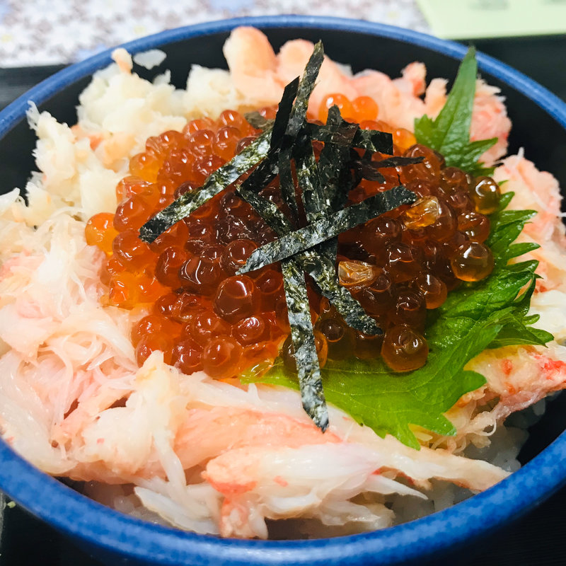 ズワイガニとイクラ ハーフ丼(発寒かねしげ鮮魚店)