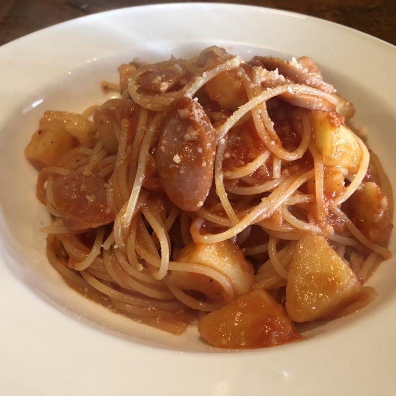 ソーセージとジャガイモのトマトソース(ゴー　)