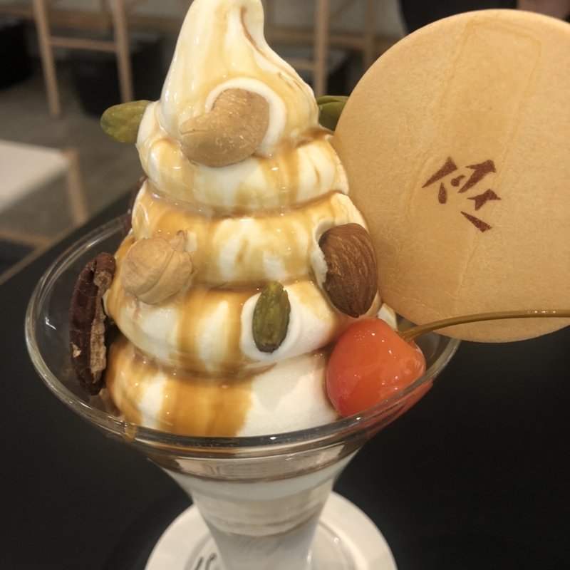 キャラメルナッツサンデー(札幌 昼パフェ専門店 パーラーエノキ)