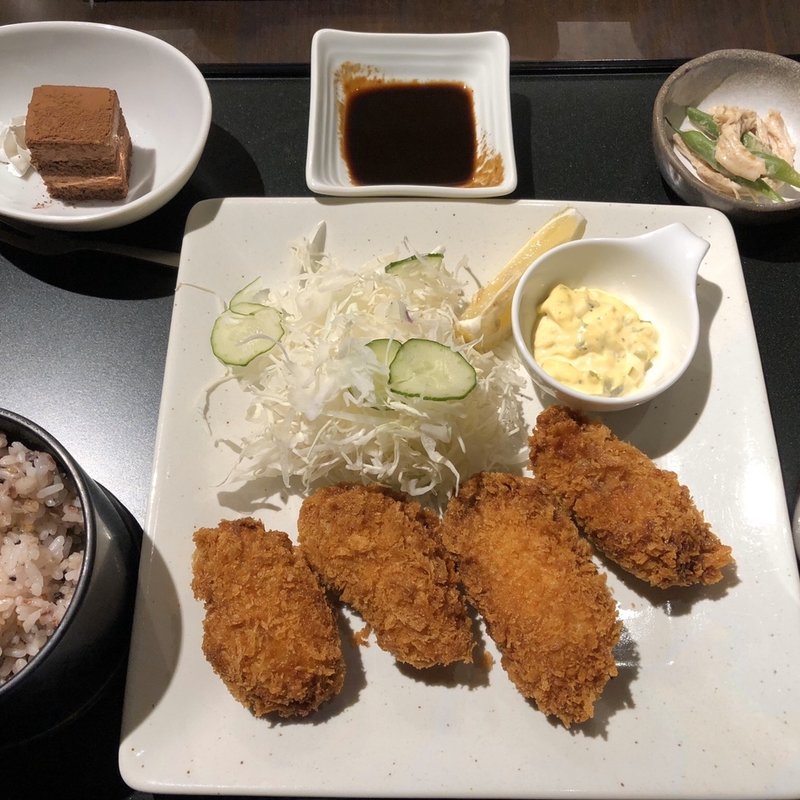牡蠣フライ定食(綴 糖業会館店 （TSUZURI）)