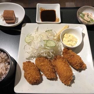 牡蠣フライ定食(綴 糖業会館店 （TSUZURI）)