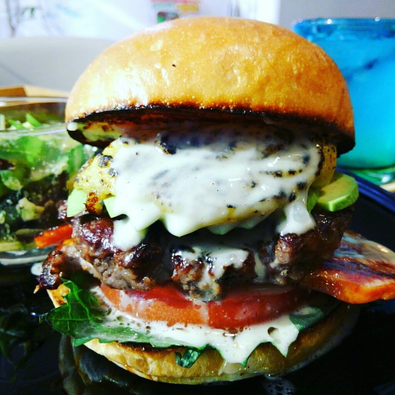 ハンバーガー(ブラウンバンズ＋ビーフパティ＋ベーコン＋アボカド＋トマト＋大葉＋安納芋焼き芋ソース＋ブルーチーズソース)(milia burger)