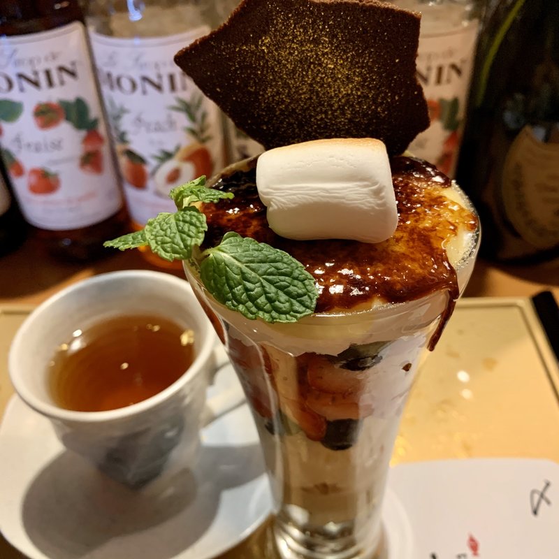 焼きマシュマロと苺のブリュレパフェ(ワインと夜パフェ寧々)