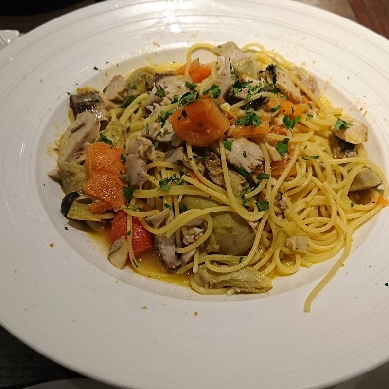 サワラとトマト、ｶﾙﾁｮｰﾌｨのアーリオオーリオからすみがけ(トラットリア クイント)