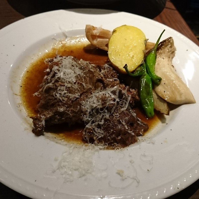 じっくり煮込んだトロットロの牛ほほ肉の赤ワイン煮込み(トラットリア クイント)