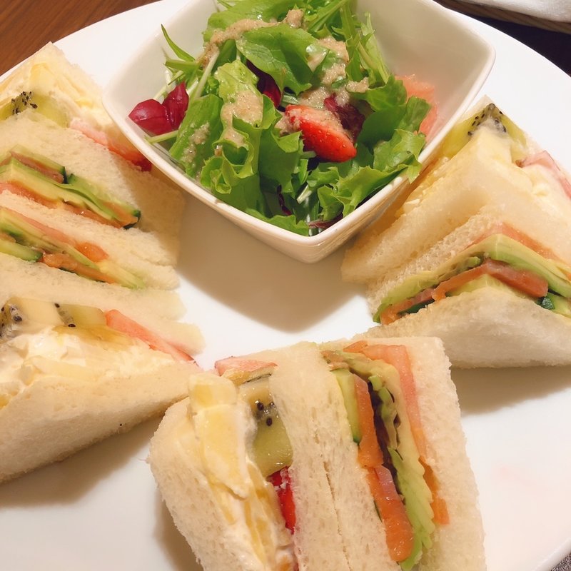 フルーツサンドウィッチとアボカドサーモンのコンボ(京橋千疋屋 表参道原宿店)