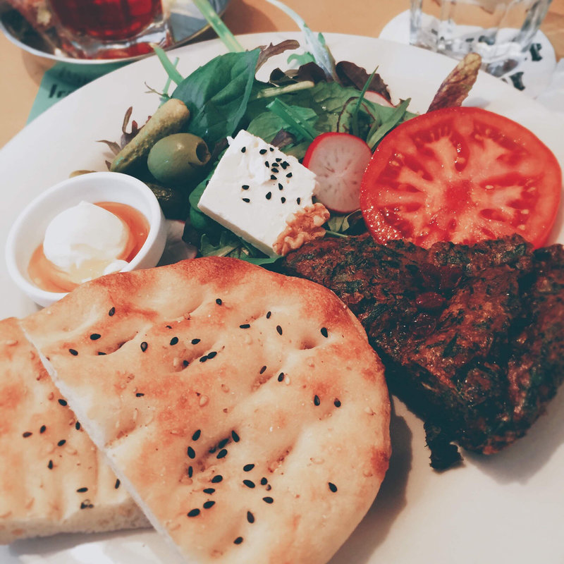 イランの朝ごはん(WORLD BREAKFAST ALLDAY 外苑前)